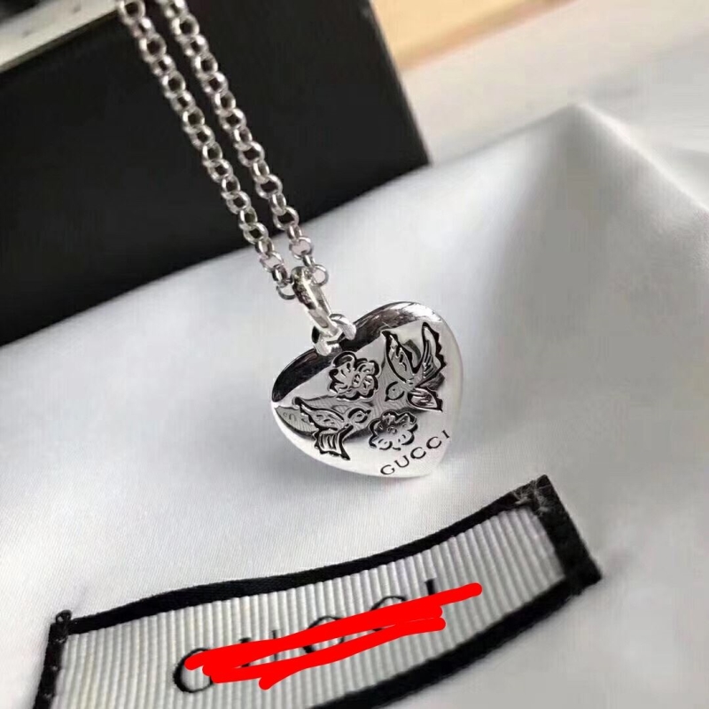 G*u*i necklaces